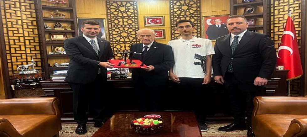 Bahçeliye TÜRKHAN İHA prototipi hediye edildi