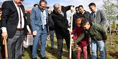 Uşak Valisi Turan Ergün, Işık Çakır Sultan Cemevi Bahçesinde Fidan Dikti