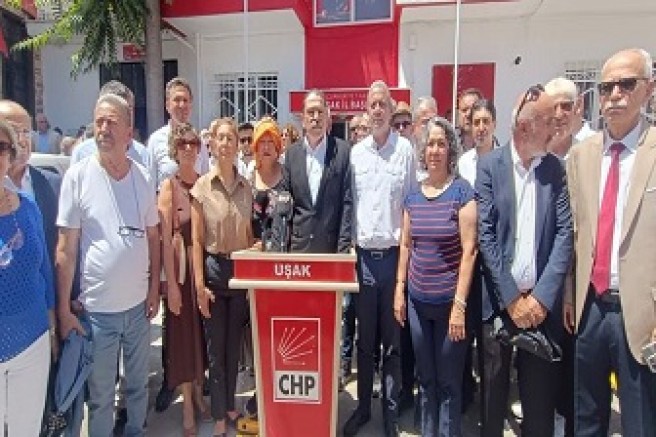 CHP'den Ayrılan Grup İl Binasını Boşalttı, Yeni Parti İçin Yürüdü