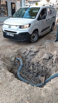 AYRAN SERVİS ARACI ÇUKURA DÜŞTÜ