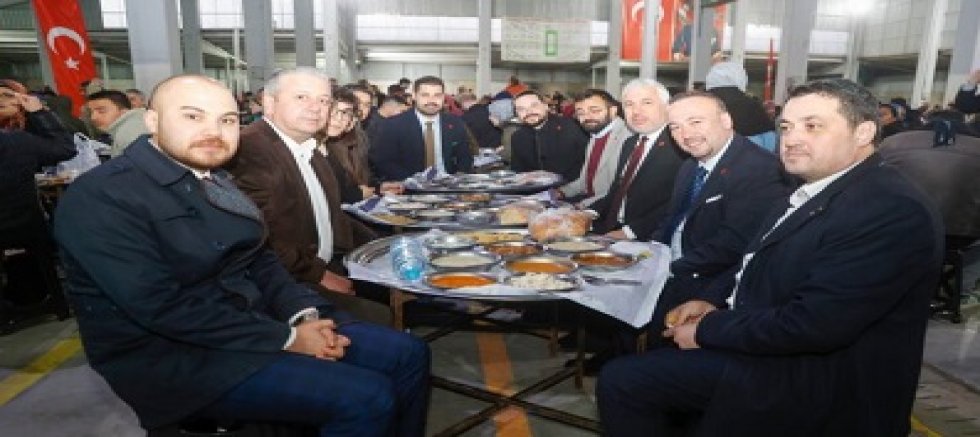 Uşak Belediyesi’nden Cuma Pazaryeri’nde Binlerce Kişilik İftar Programı