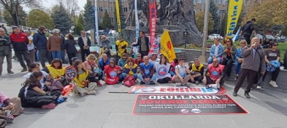 Uşaklı Eğitimciler Eylemde: İsmet Paşa Caddesi’nde Yürüyüş, Kent Meydanı’nda Oturma Eylemi