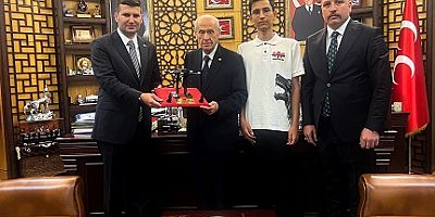 Bahçeliye TÜRKHAN İHA prototipi hediye edildi  