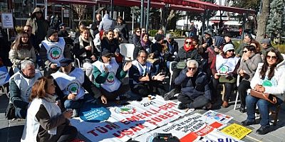 Emekliler Oturma Eylemi Yaptı