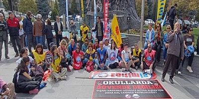 Uşaklı Eğitimciler Eylemde: İsmet Paşa Caddesi’nde Yürüyüş, Kent Meydanı’nda Oturma Eylemi